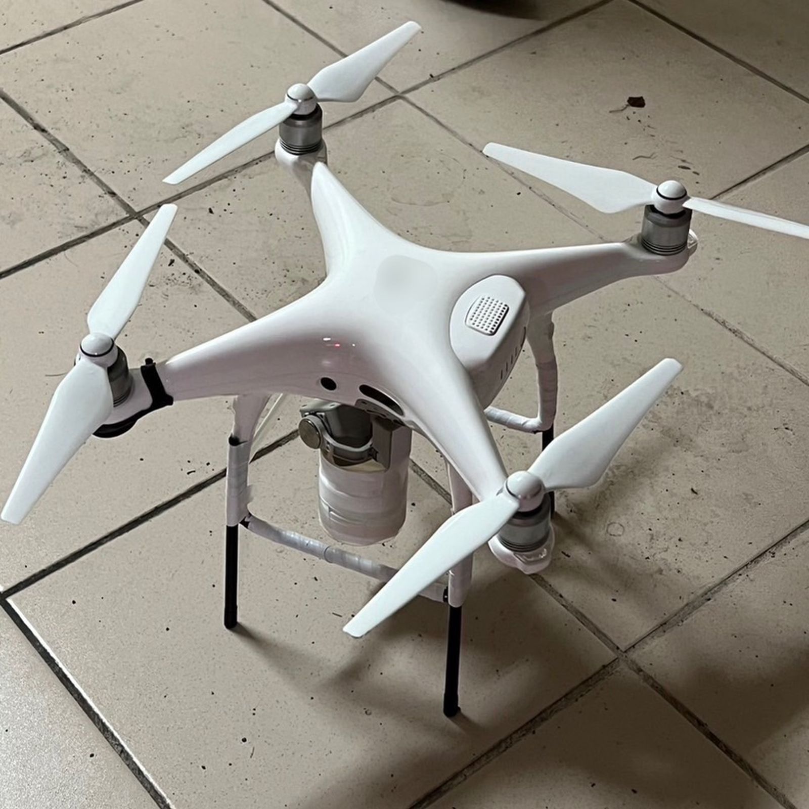 警方循線追查不明空拍機，發現竟是張美阿嬤農場小兒子王逢昇在操作，並且加裝容器用來放毒飼料。翻攝畫面