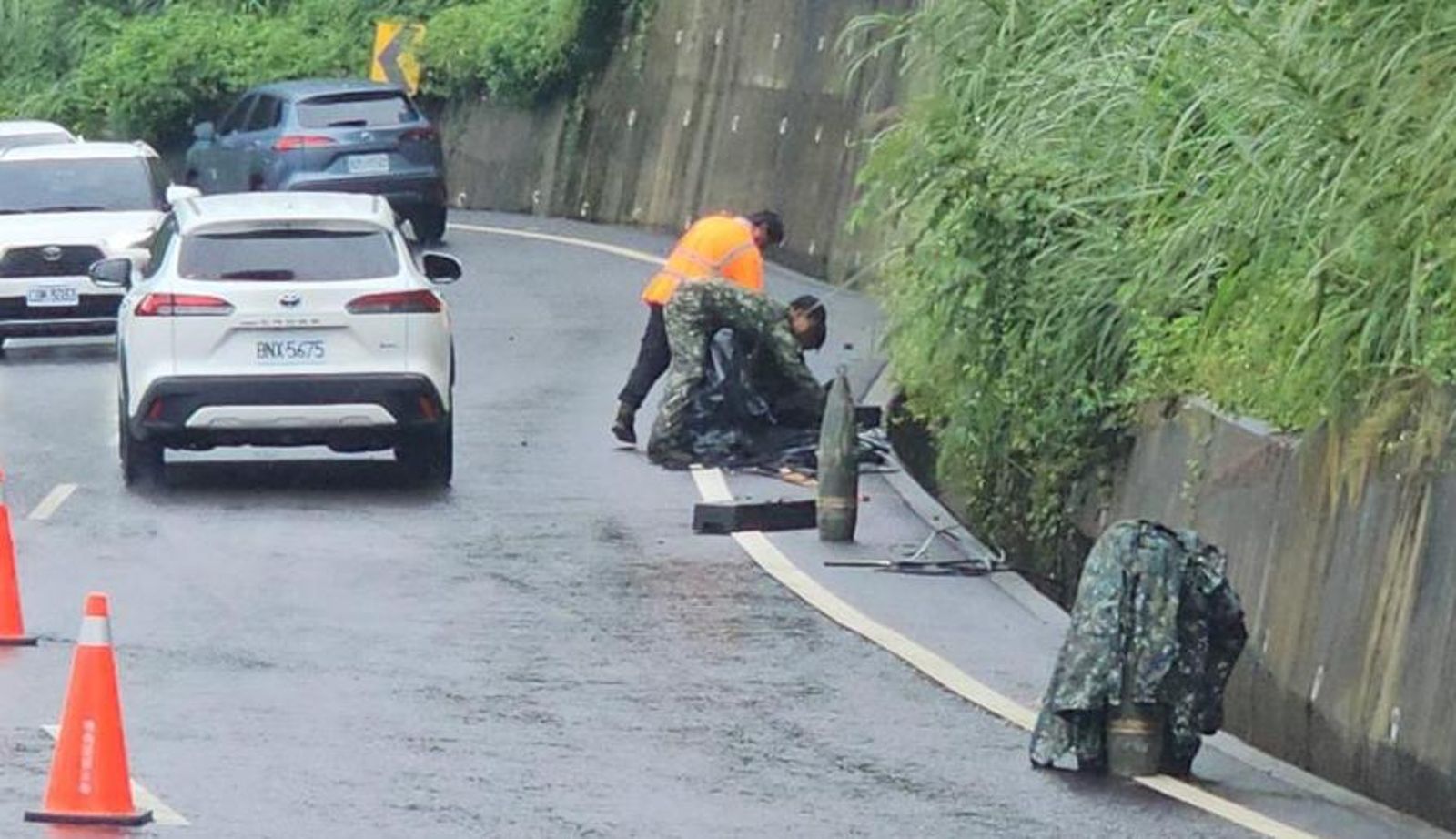 漢光演習/彈藥車疑超速、不熟路況 20多枚8吋榴砲彈重心搖晃 「掙脫」繫固帶掉水溝