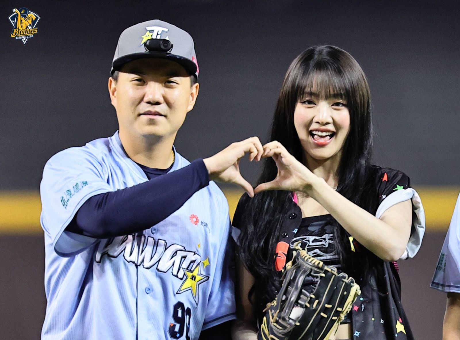 中職/江坤宇人氣爆棚!與MINNIE比愛心惹全場怒吼、餵球助攻再見轟