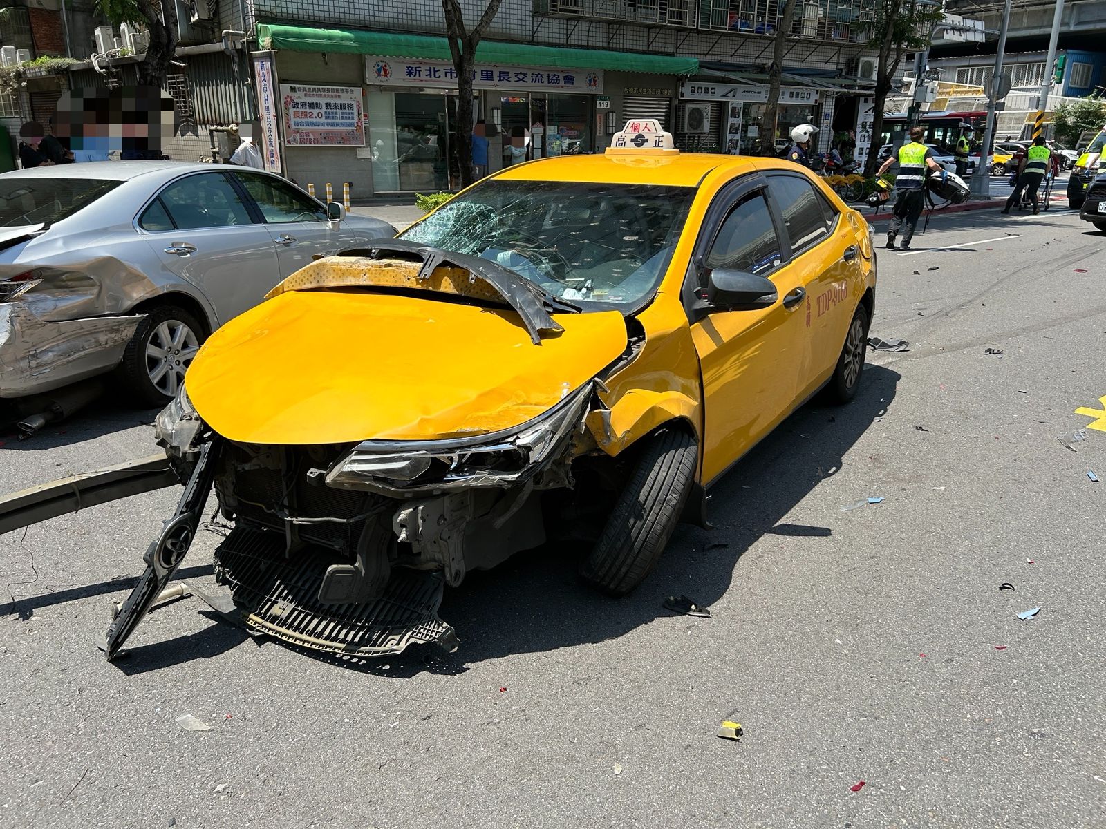 計程車因闖紅燈與機車及自小客車撞擊造成車頭嚴重毀損。警方提供