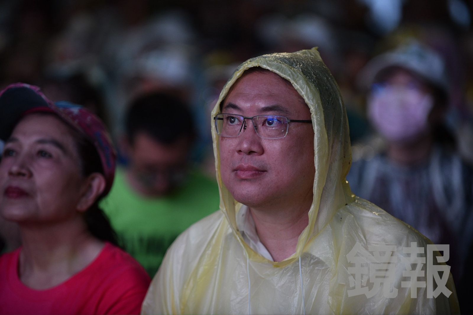 民進黨秘書長林右昌身穿雨衣,在台下與公民一起參與晚會。(圖/李智為攝)