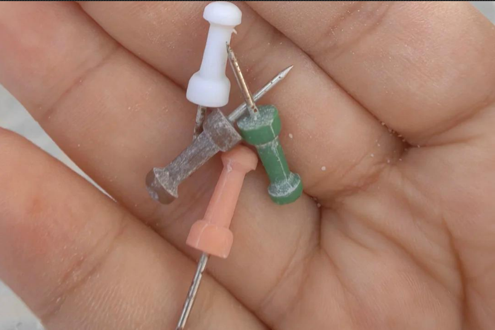 到公園玩注意！沙坑堆遭埋大量「圖釘」　民眾險遭刺傷