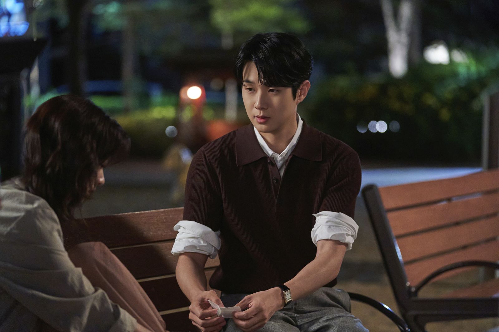 崔宇植劇中默默守護庭沼泯。Disney+提供