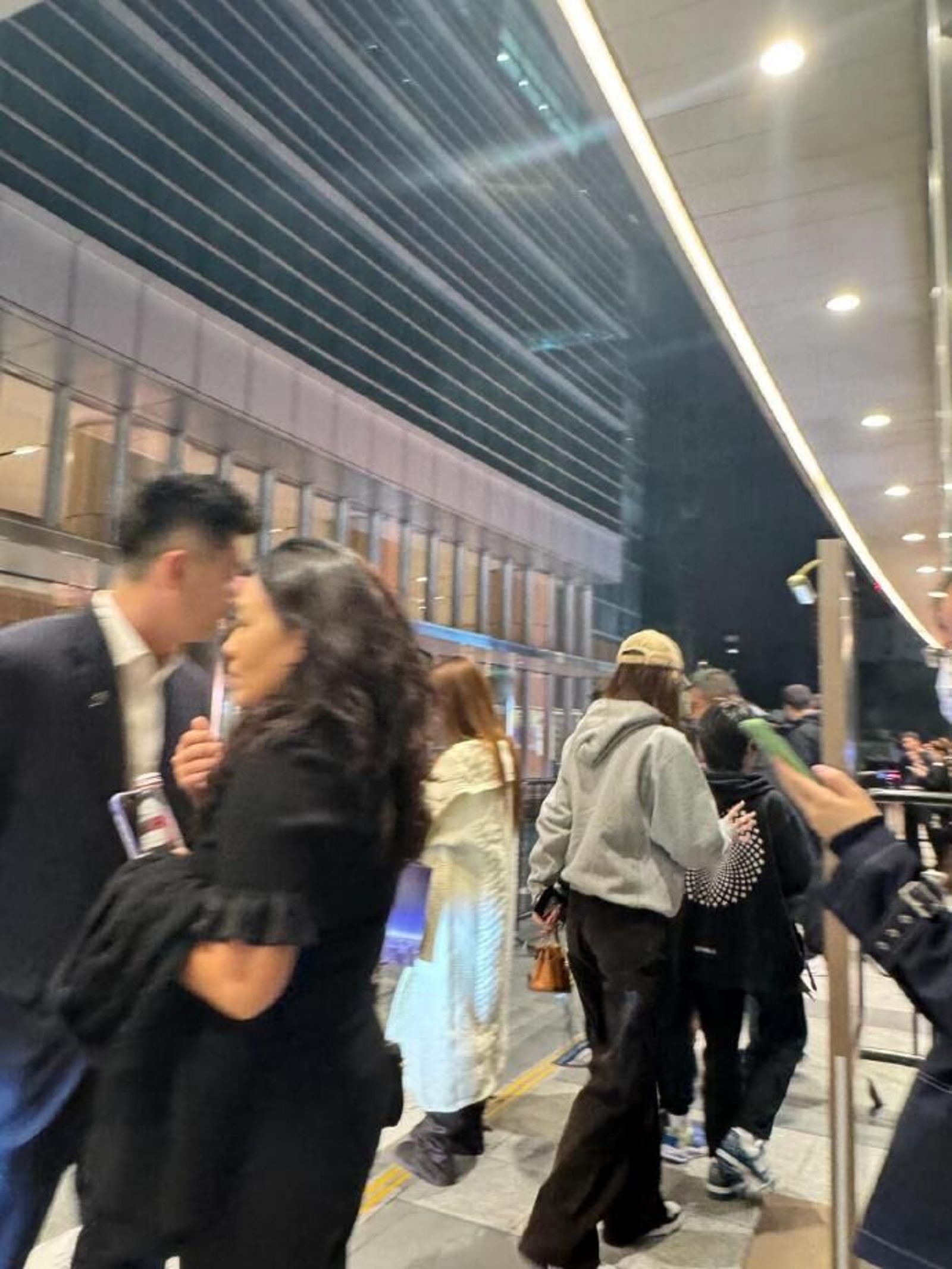 Angelababy和小海綿現身街頭。翻攝微博