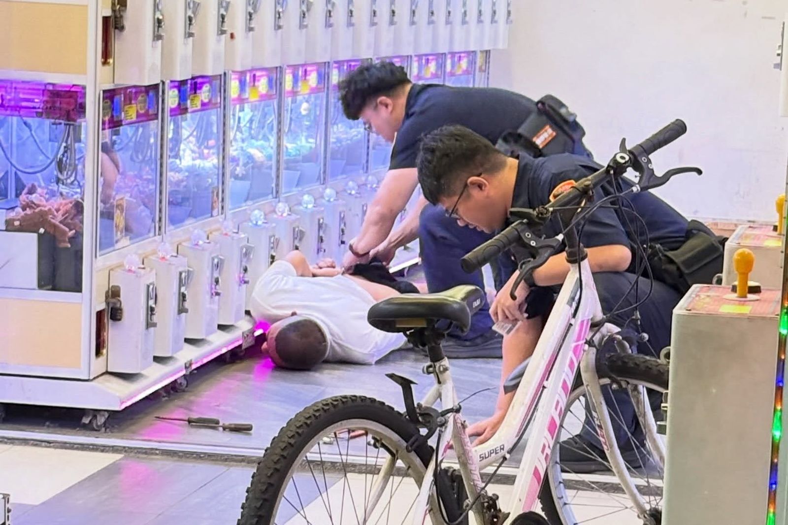 警員將賴嫌壓制在地。圖/翻攝threads linlin310533