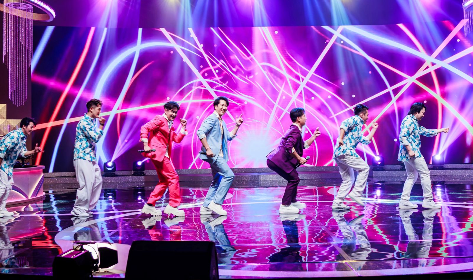 甩開跳舞像復健,陳隨意(右三)認真熱舞成焦點王。中視提供