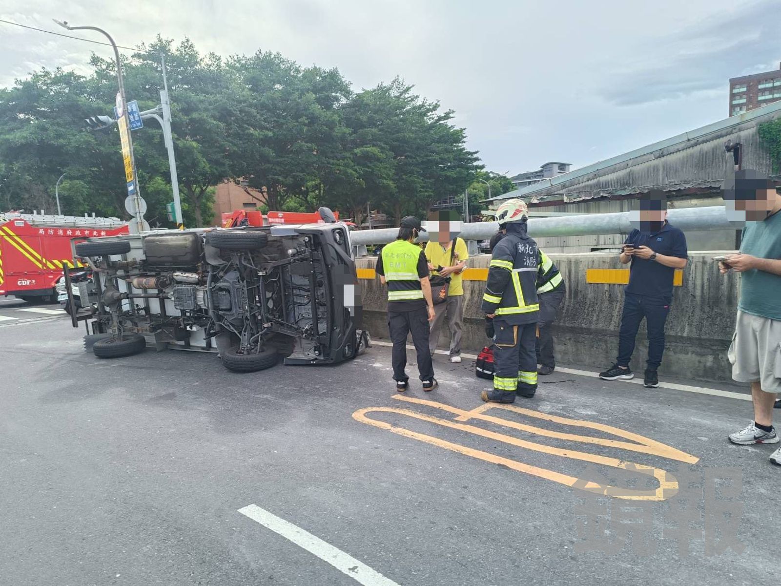 影／酒駕男遭吊銷駕照硬上路　開小貨車右轉甩尾直接翻車
