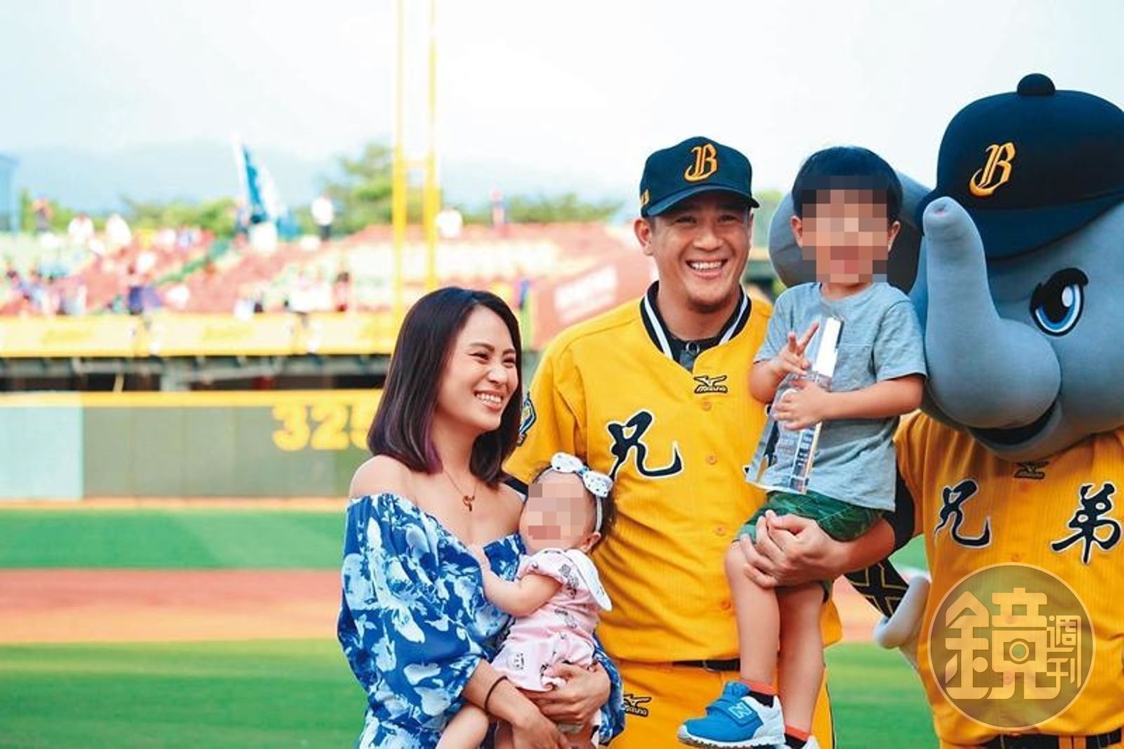 職棒球星蔣智賢(中)和老婆米娜(左)結婚8年,婚後為了財產對簿公堂。翻攝自兄弟Fans Club臉書/鏡週刊