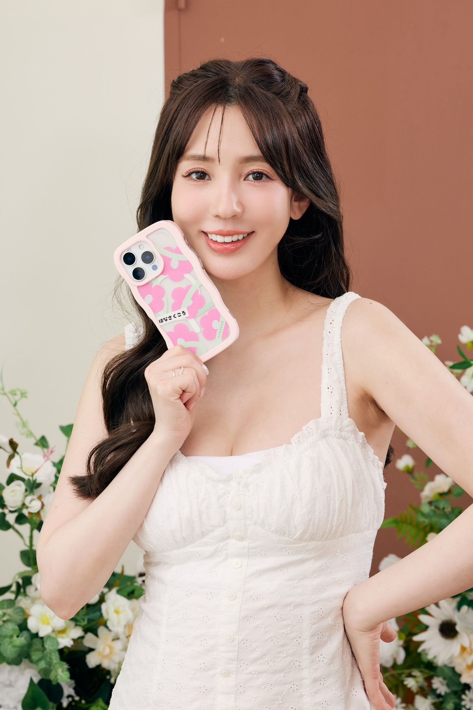 愛雅創立麻辣鍋品牌 「愛雅辣呦」和手機殼品牌聯名。愛雅辣呦提供