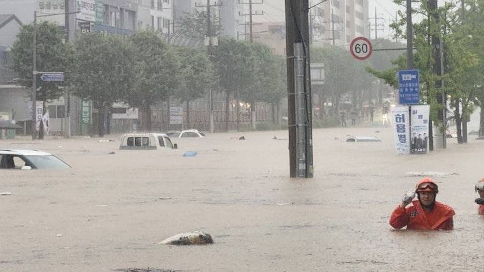 韓國連日暴雨釀洪水煉獄「13死11失蹤」!老翁被捲走「他死鬥20分鐘救人」