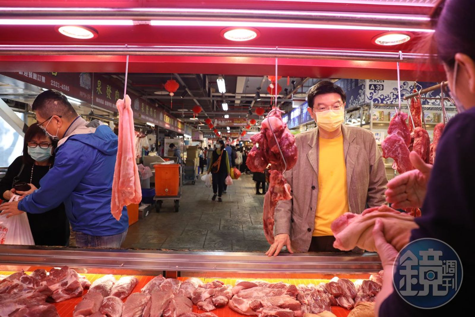 裴社長習慣到泉發肉店購買豬肉。圖／鏡週刊提供