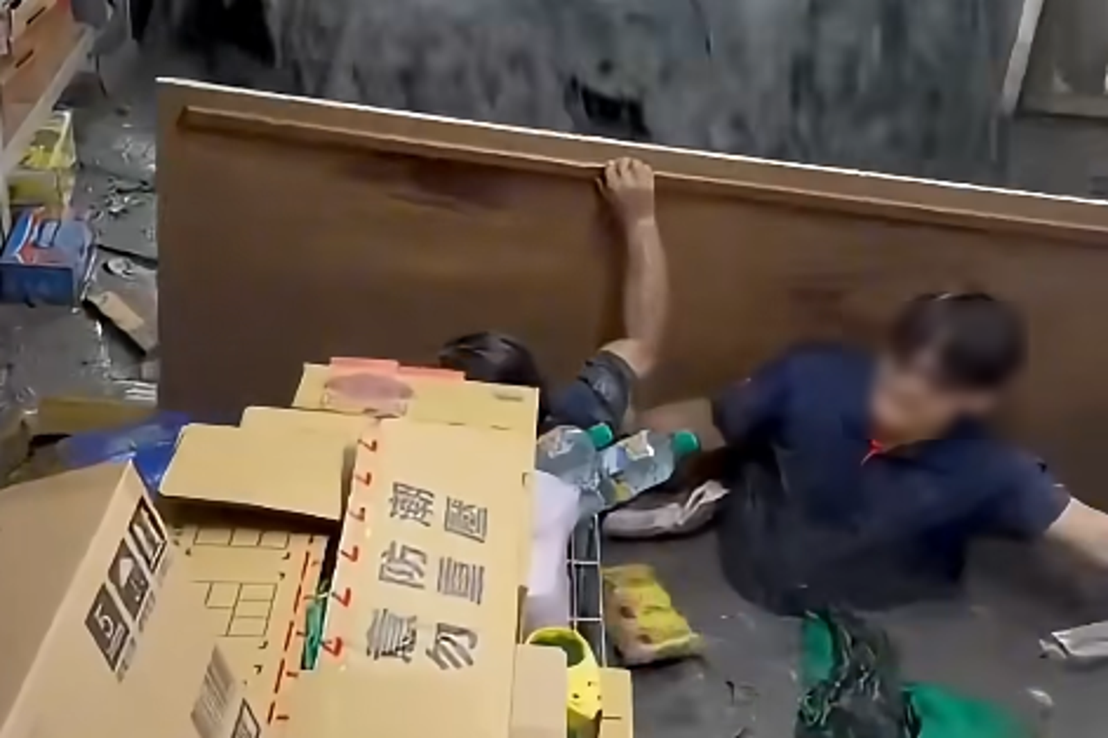 花蓮堰塞湖溢流「泥水灌門市」！員工扛木板擋水逃生　全聯說話了
