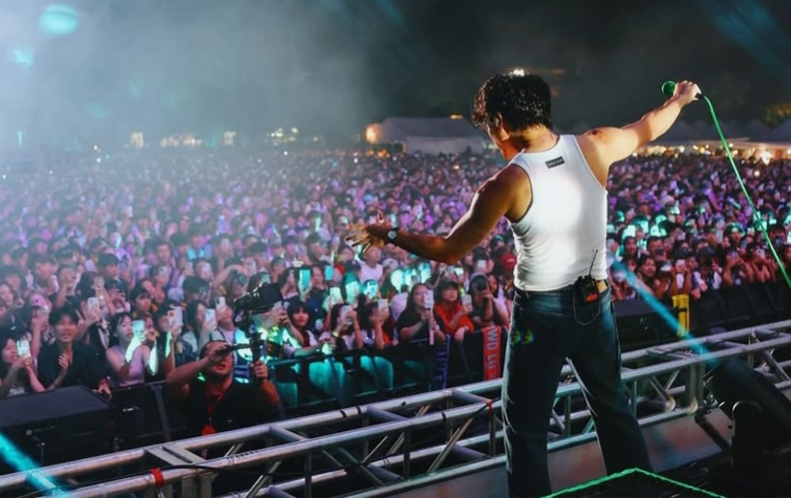 盧廣仲演出時熱到脫掉襯衫。翻攝盧廣仲IG