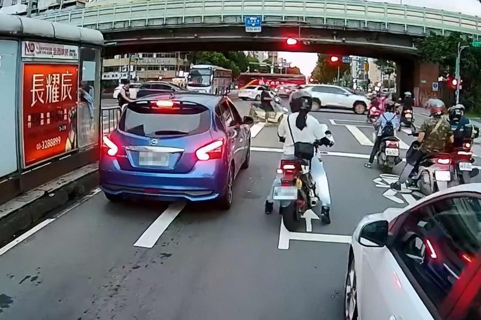 機車女騎士發現轎車乘客疑似亂丟菸蒂。畫面翻攝threads carlyyyyywu