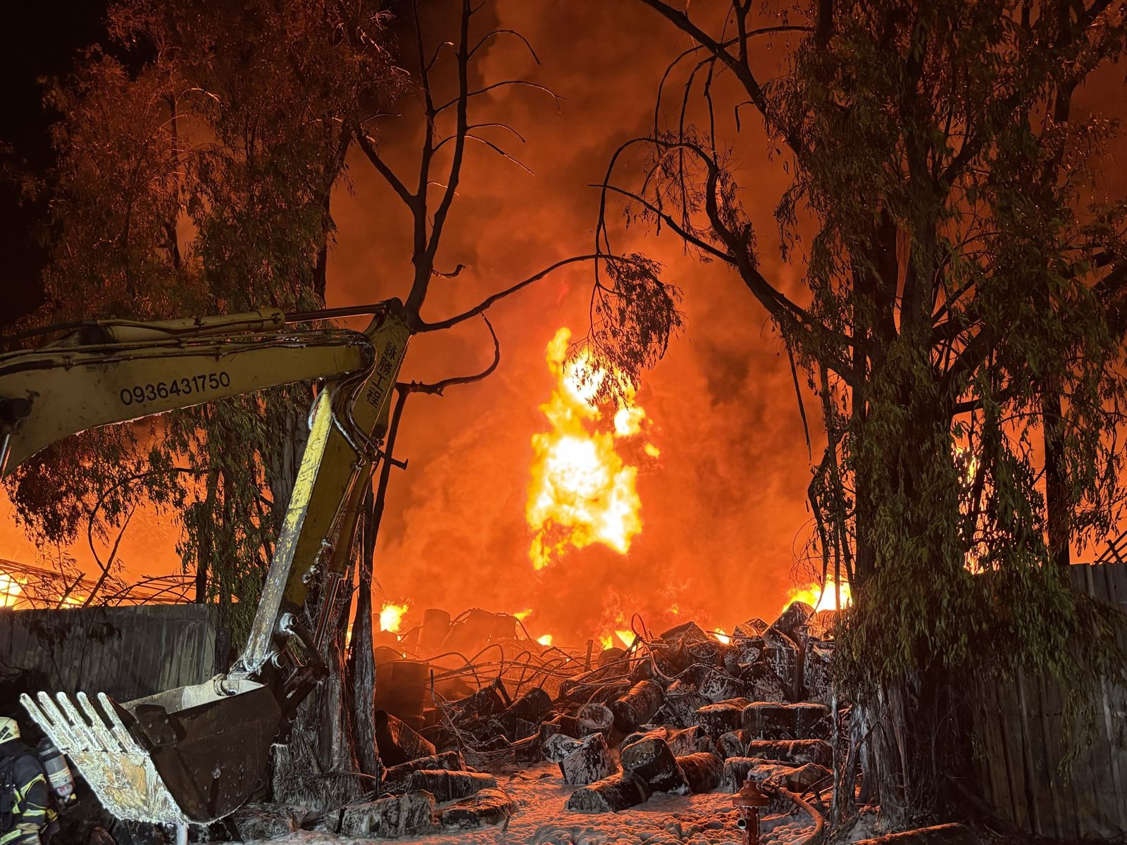 高雄岡山工廠「大火狂燒9小時」逾200人撲救!疑堆放易燃物釀禍…環保局重罰500萬