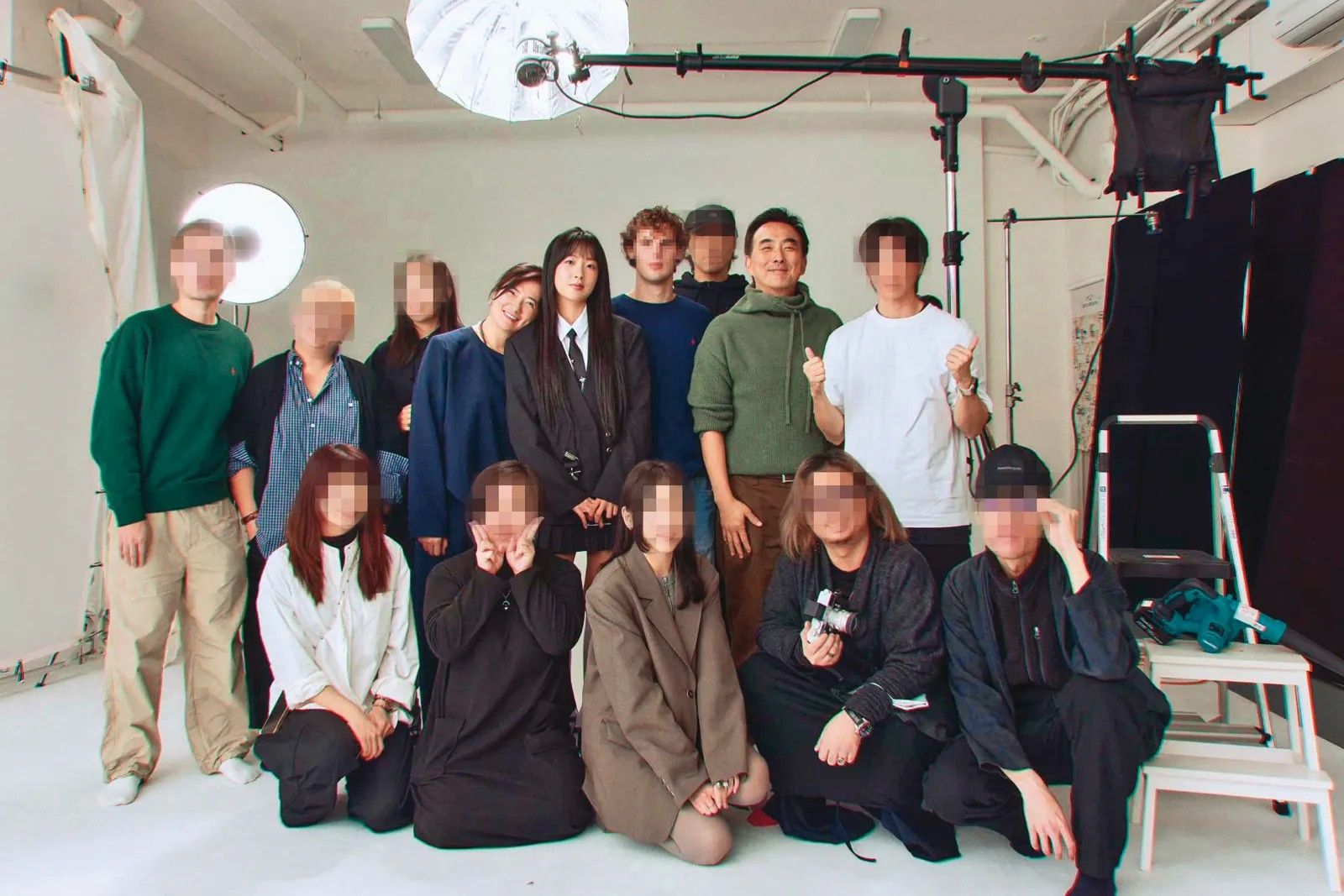 蔡岳勳（後排右二）與于小惠（後排左四）今年三月為長女蔡牧霏（後排左五）出道大陣仗安排棚拍。後排右四為英籍女婿。翻攝自于小惠IG