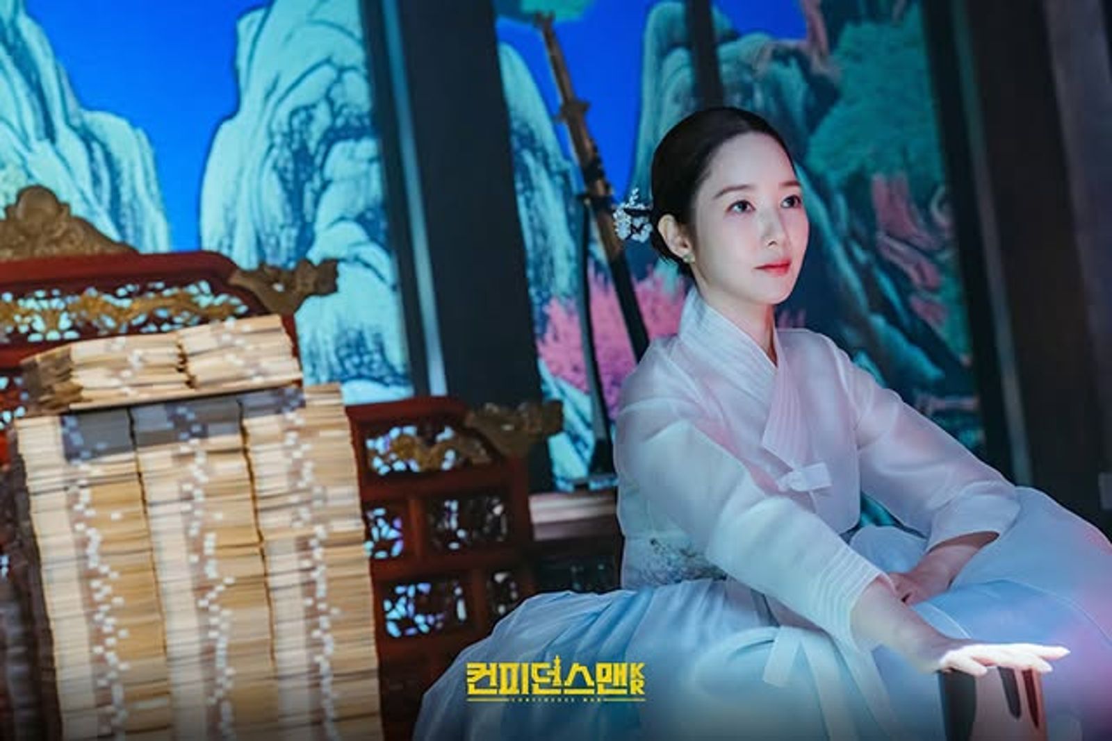 朴敏英在《行騙天下KR》穿起韓服變身賭場老闆。翻攝IG@tvchosuninsta