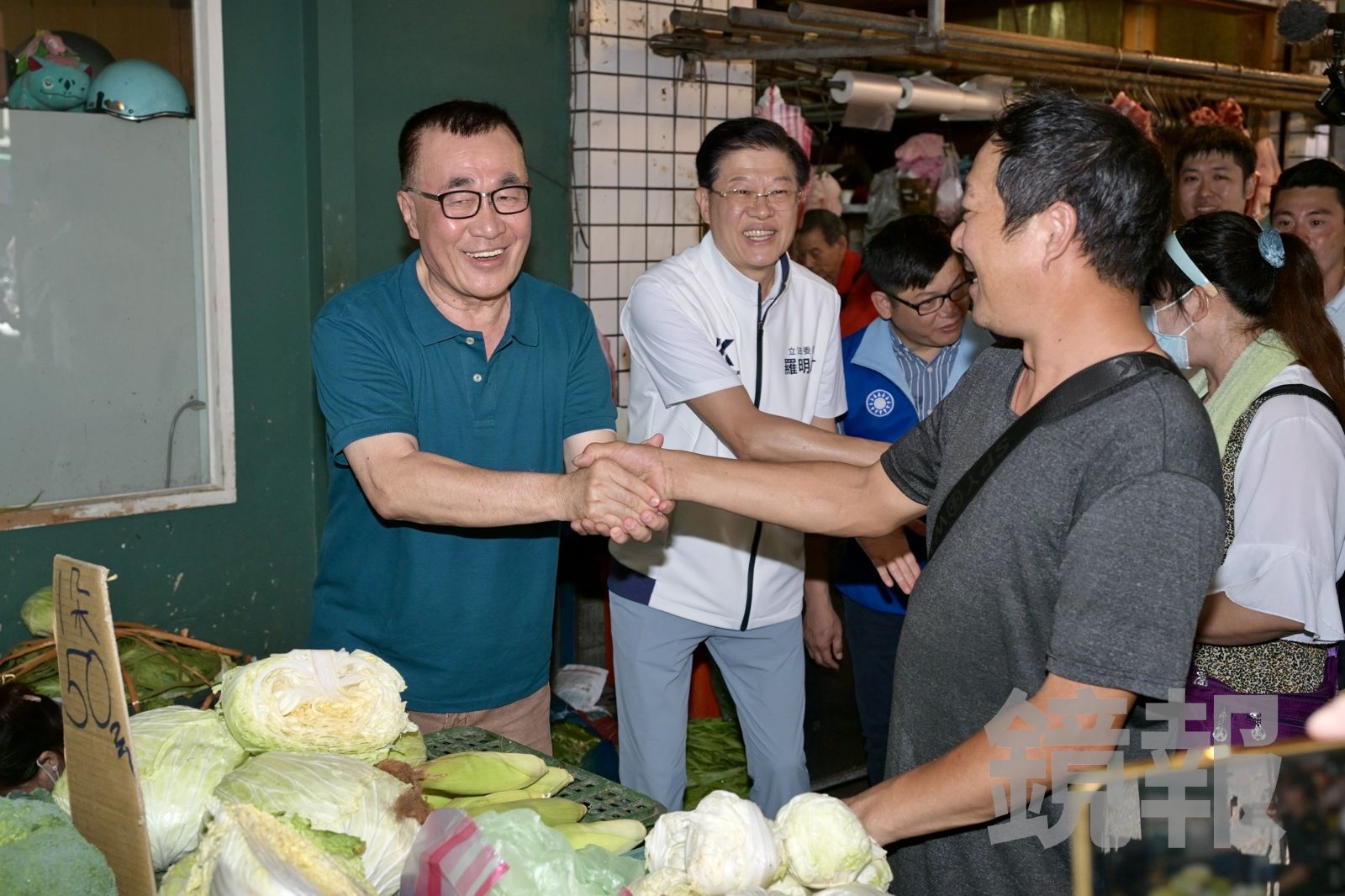 李四川今天（16日）一早陪同藍委羅明才赴新店建國市場掃街反罷免，攤商反應相當熱絡。（圖／林煒凱攝）