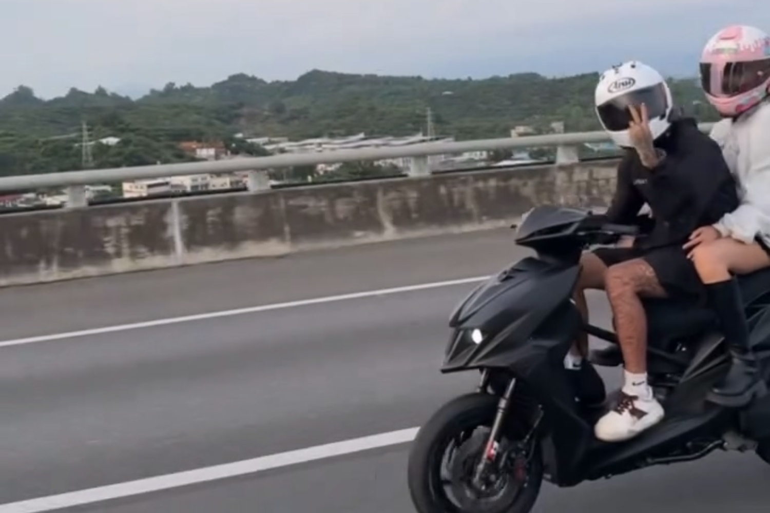 影／國道猴子出沒！拔車牌狂飆　被拍還囂張比YA