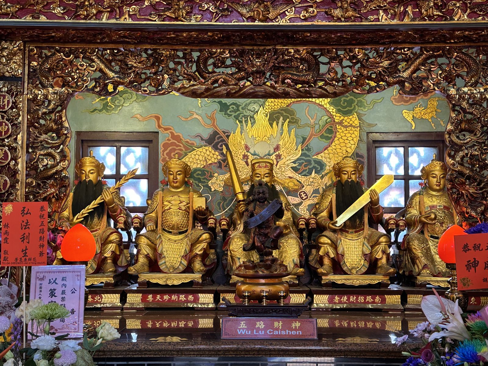 關公顯靈了？　龍鳳宮九尊財神像鬍鬚全變長