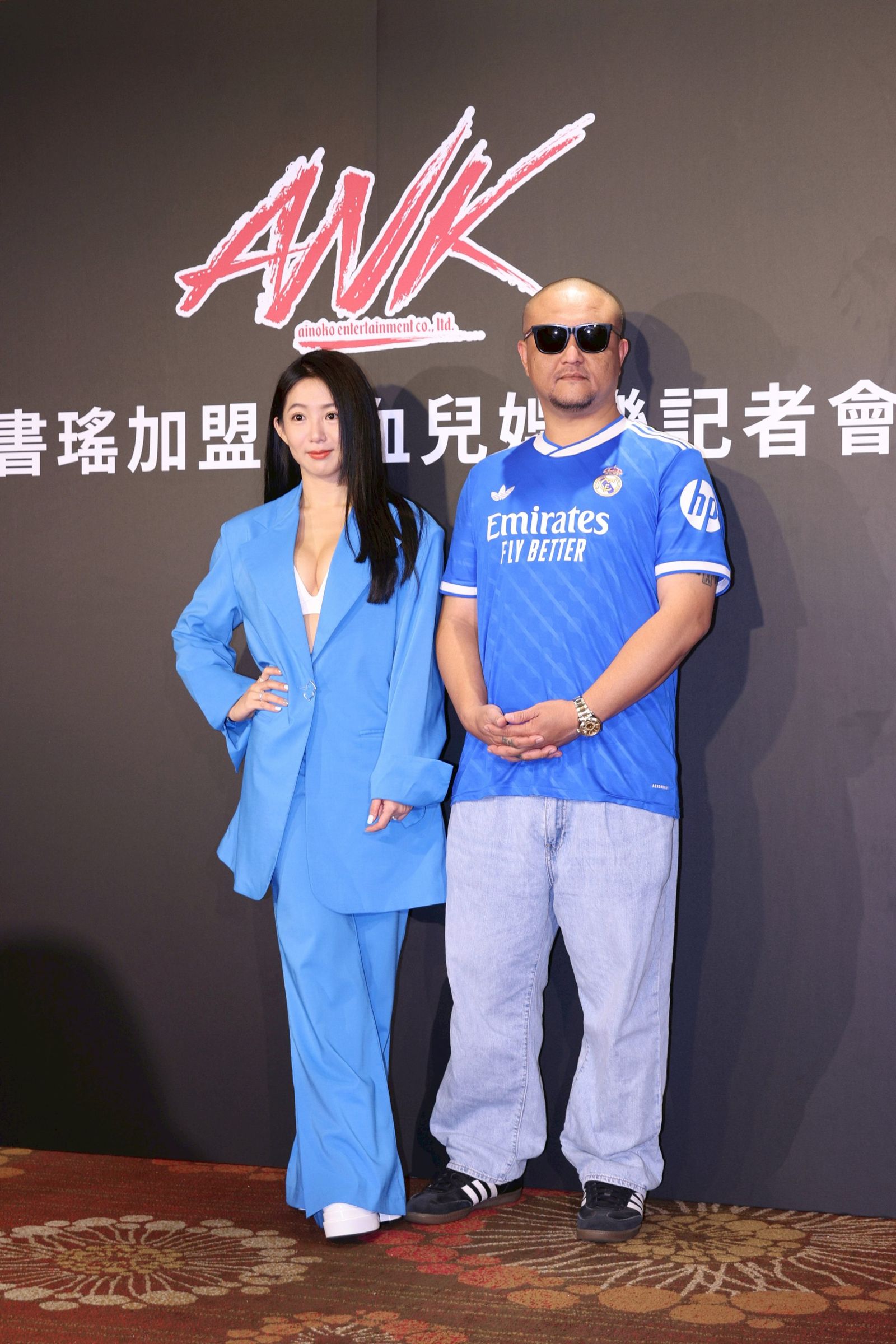 郭書瑤(左)7日與混血兒娛樂老闆一同出席記者會。劉耀勻攝