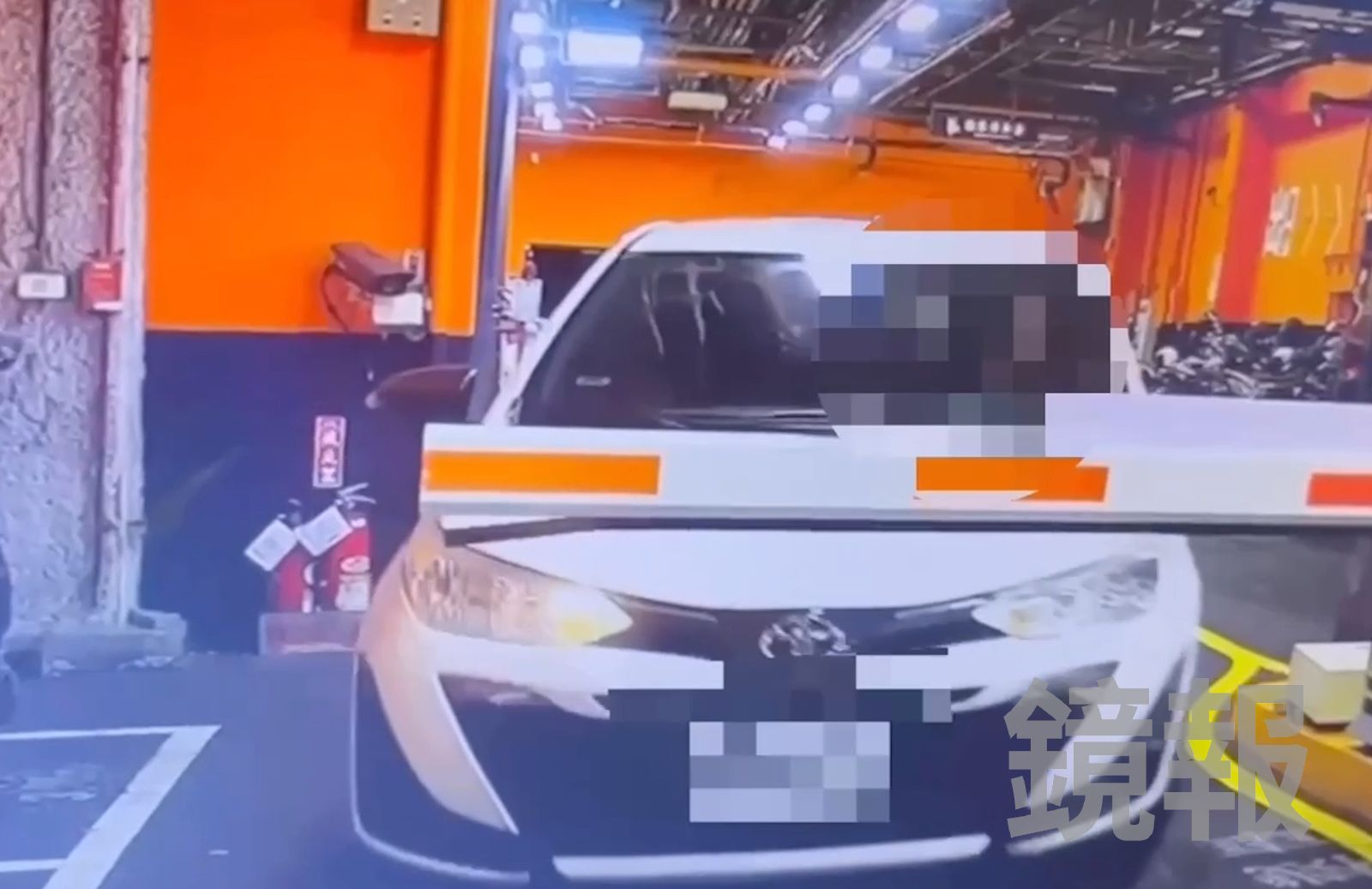 劉嫌駛共享汽車離開凶案現場。翻攝畫面