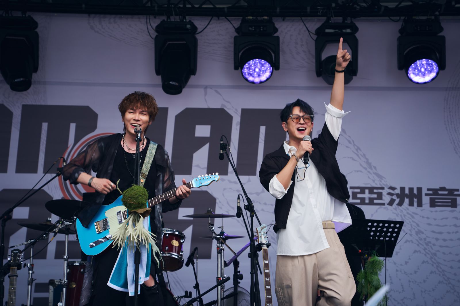 生命樹日前合體陳謙文(右)登JAM JAM ASIA演出。植光土壤音創提供