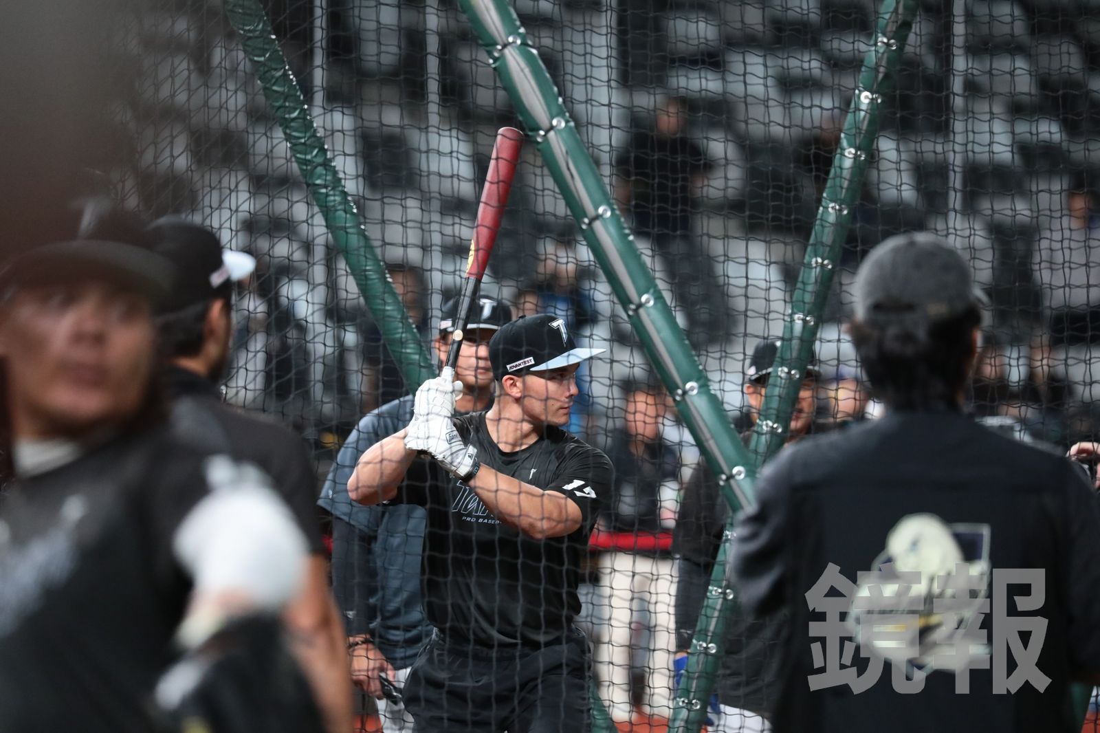 陳偉殷親餵球！費仔正式加入訓練　Fairchild談壓力：只會來自我自己