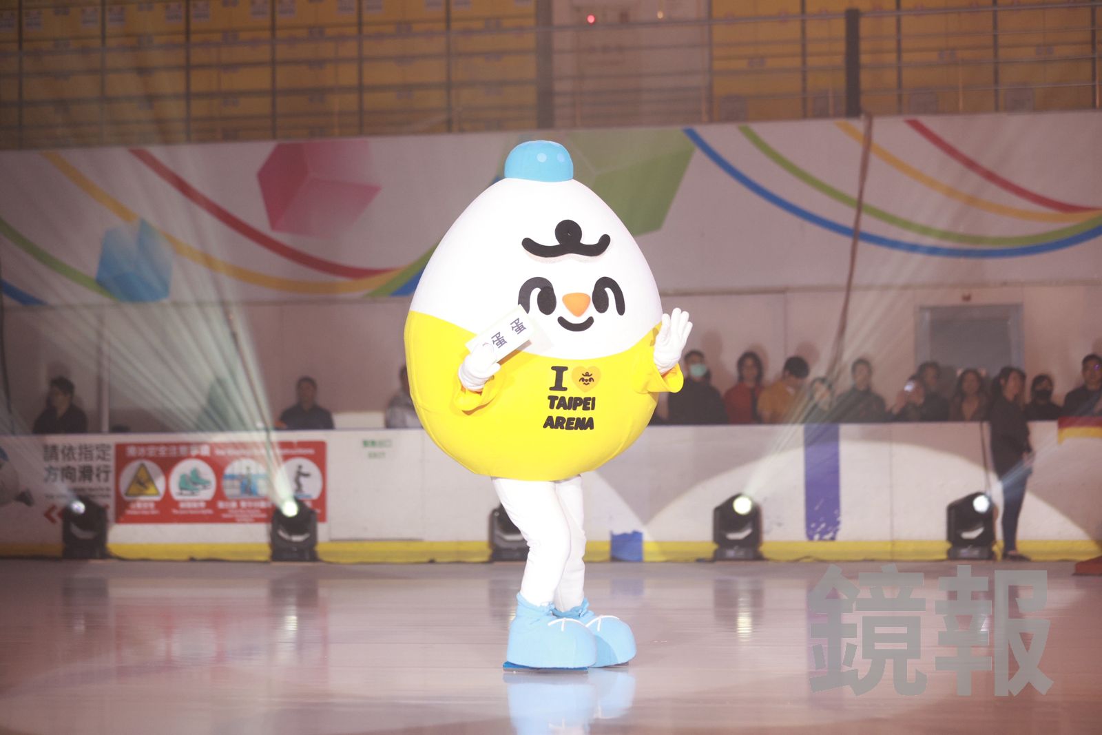 台北小巨蛋吉祥物「蛋蛋」現身，慶祝台北小巨蛋20週年。劉耀勻攝