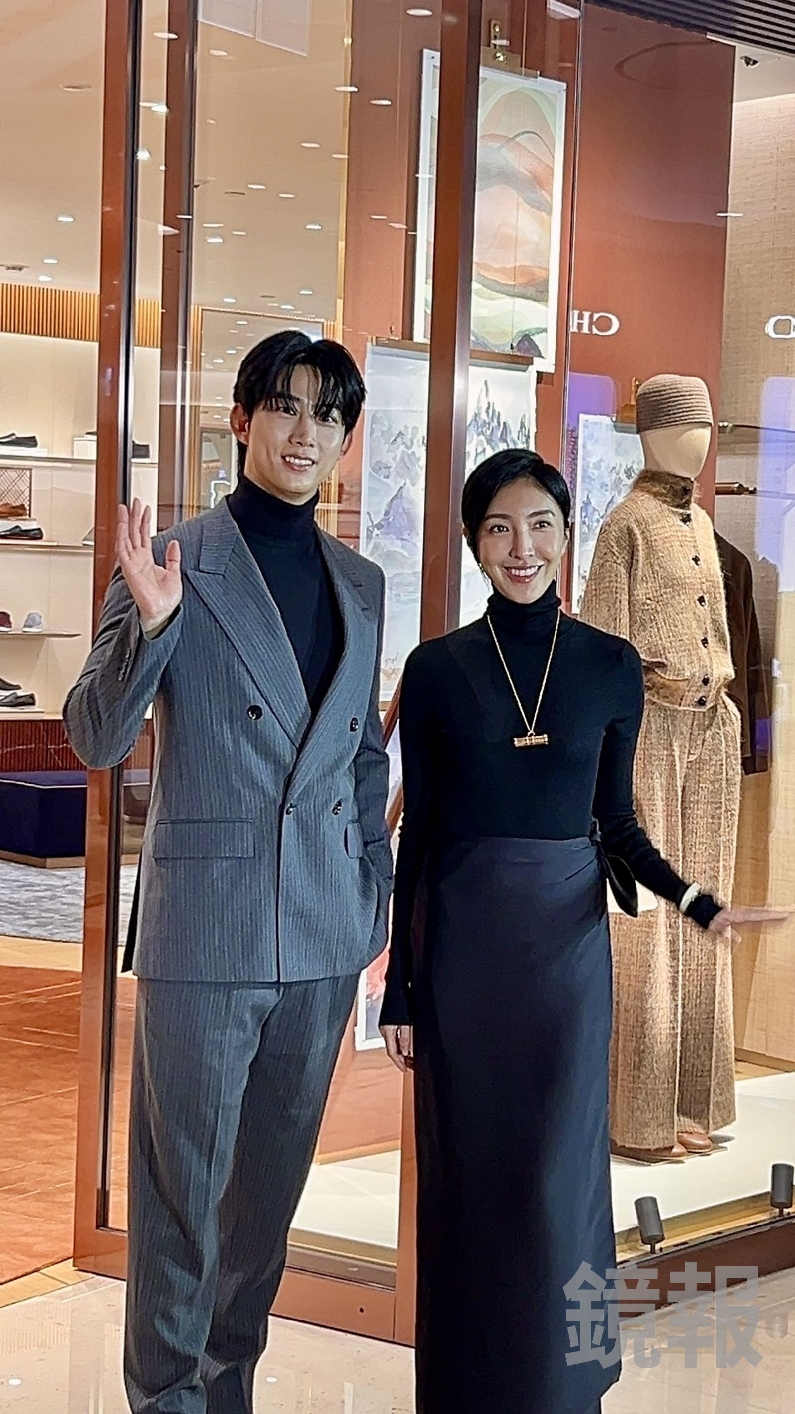 玉澤演（左）很感謝熱情粉絲到場，與楊謹華一同為精品站台。讀者提供