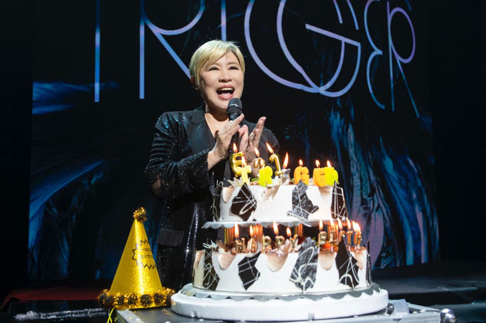 金曲歌王隱身台下力挺　62歲黃小琥「笑成一朵花」懵樣全被拍