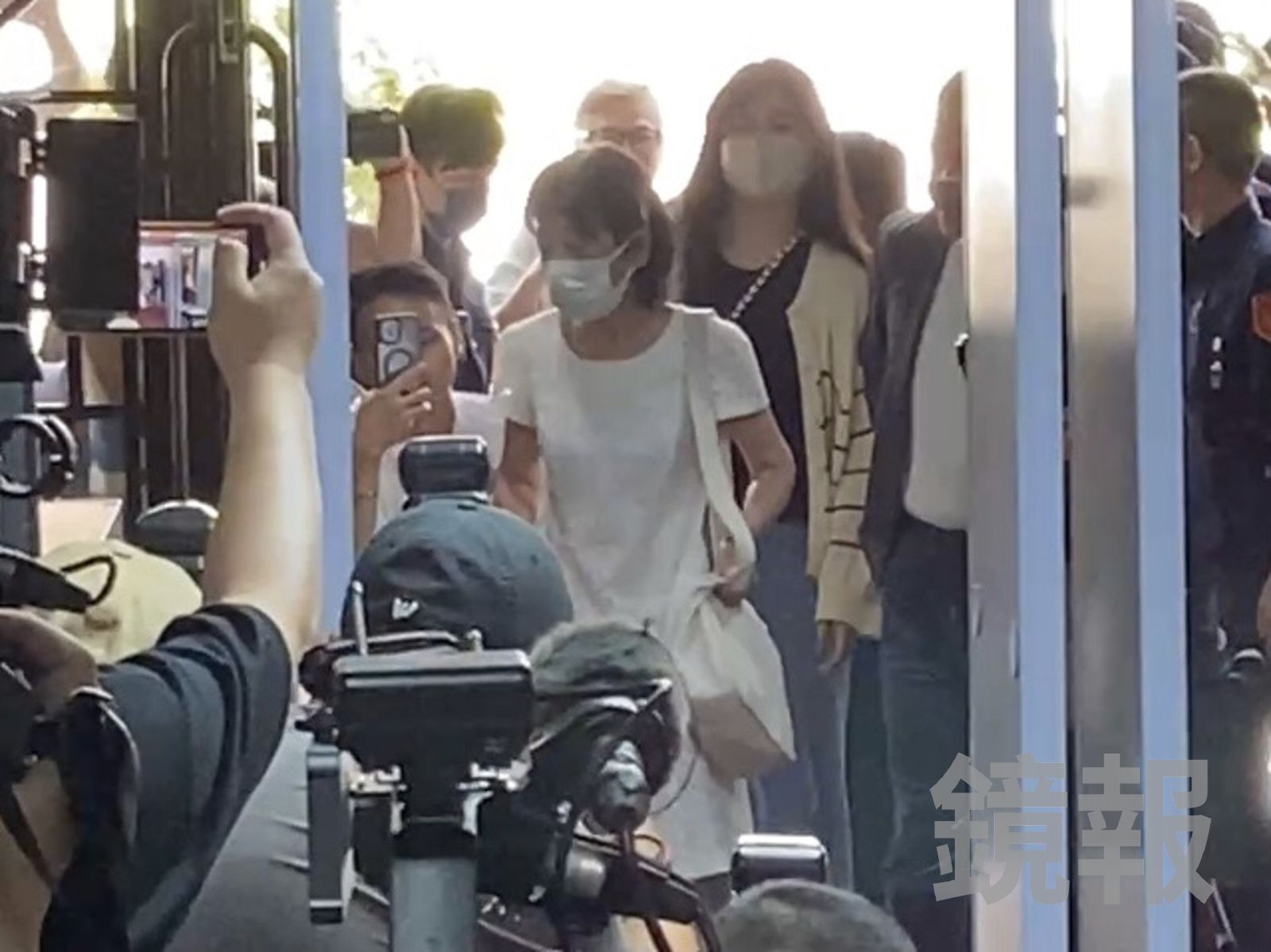 柯P出來了／陳佩琪湊齊7千萬抵達北院辦保　準備接柯文哲回家