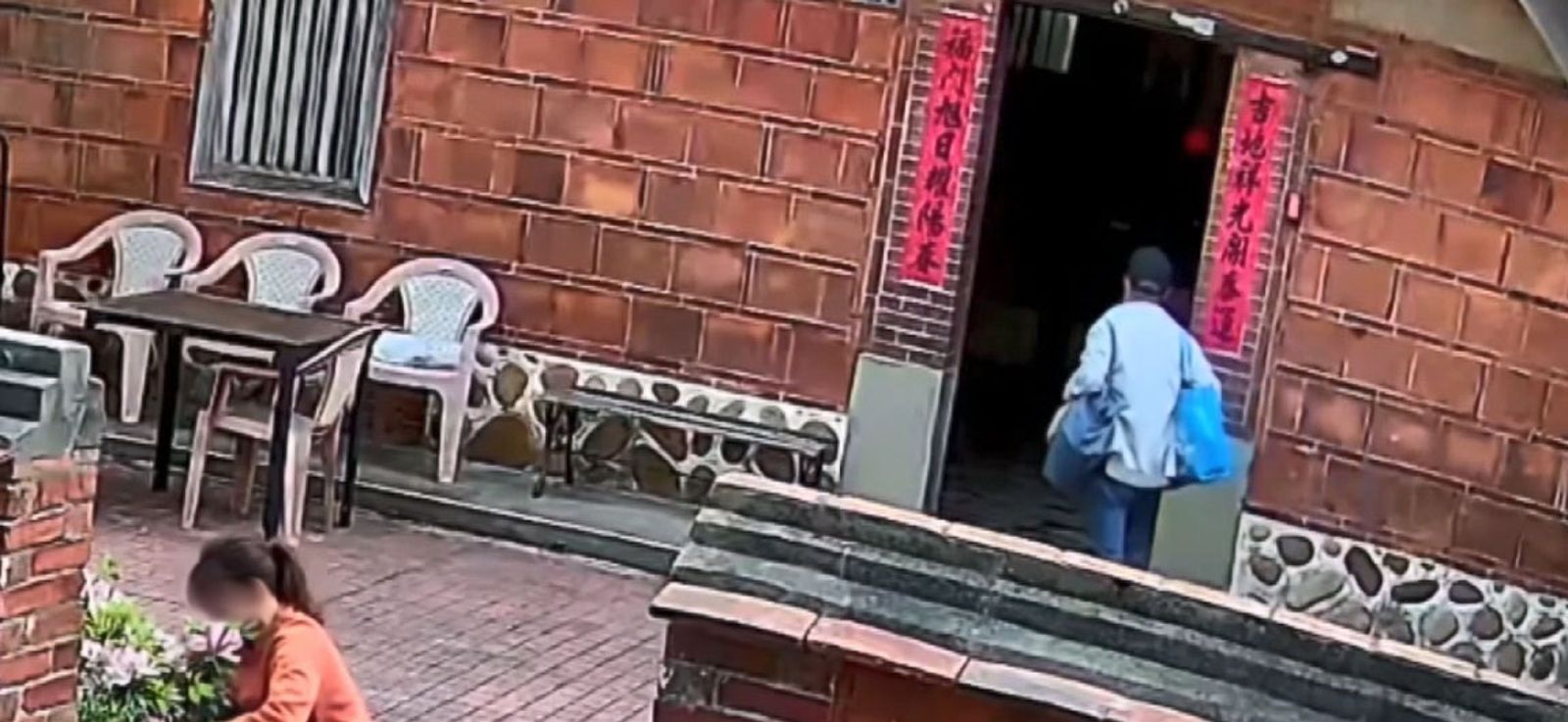 戴著帽子的男子趁外籍看護不注意，闖入古厝神明廳。民眾提供