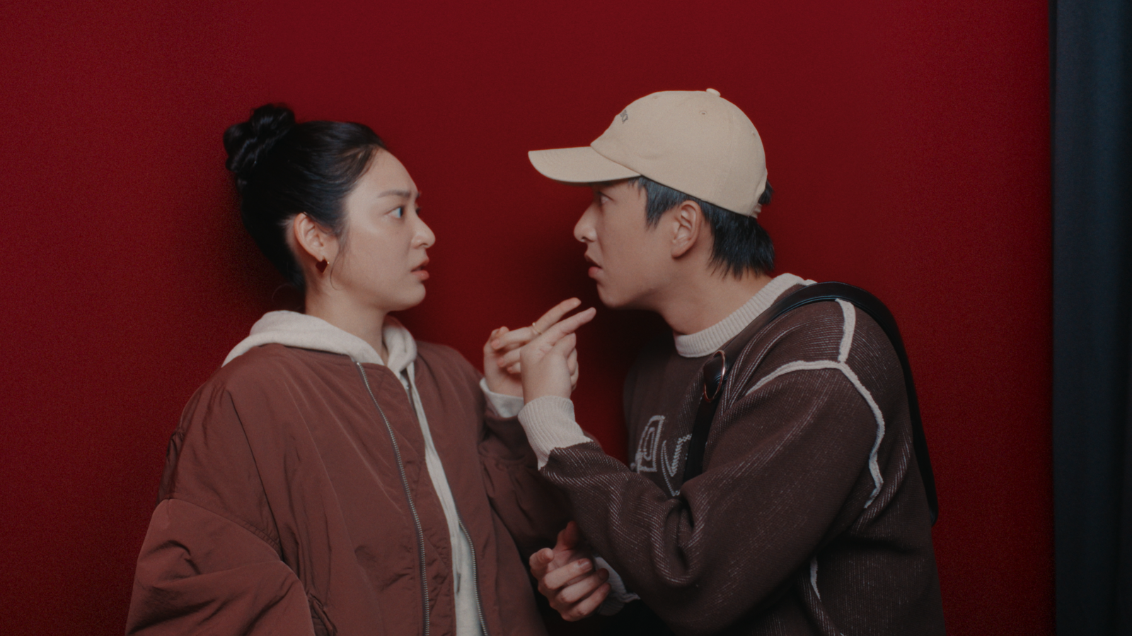 曾敬驊（右）、江齊拍攝情境廣告詮釋「靈魂交換」橋段展現精湛演技。圖／ADASTRIA TAIWAN