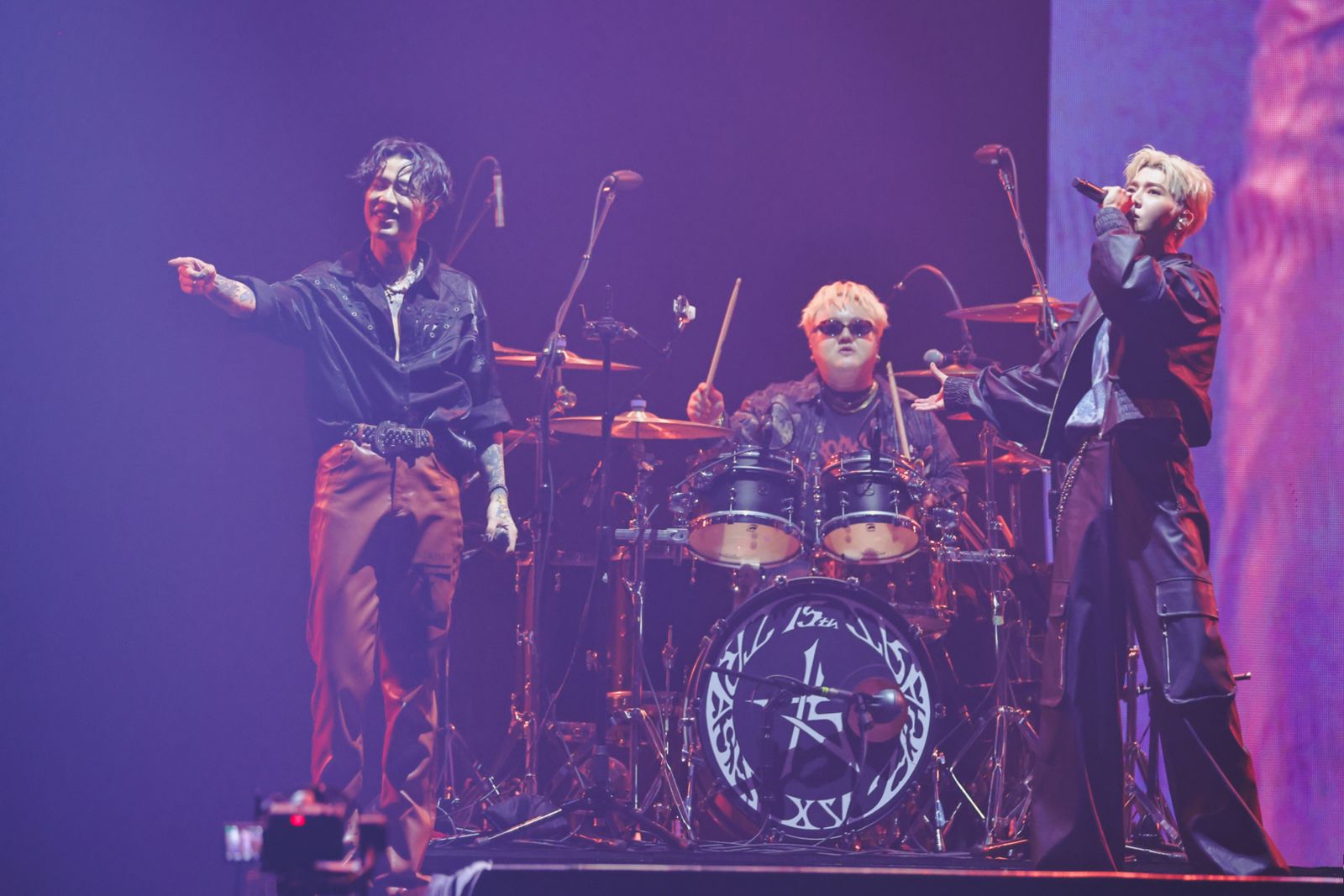 畢書盡獻聲嘶吼　TRASH鼓手突脫上衣自嘲「脫星」