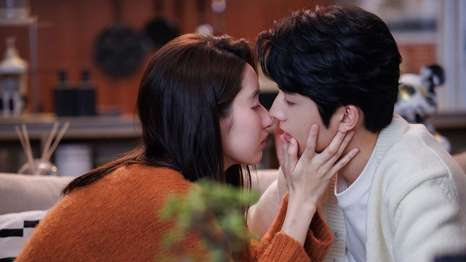 張新成（右）認為與王玉雯拍吻戲不尷尬。中天娛樂台提供