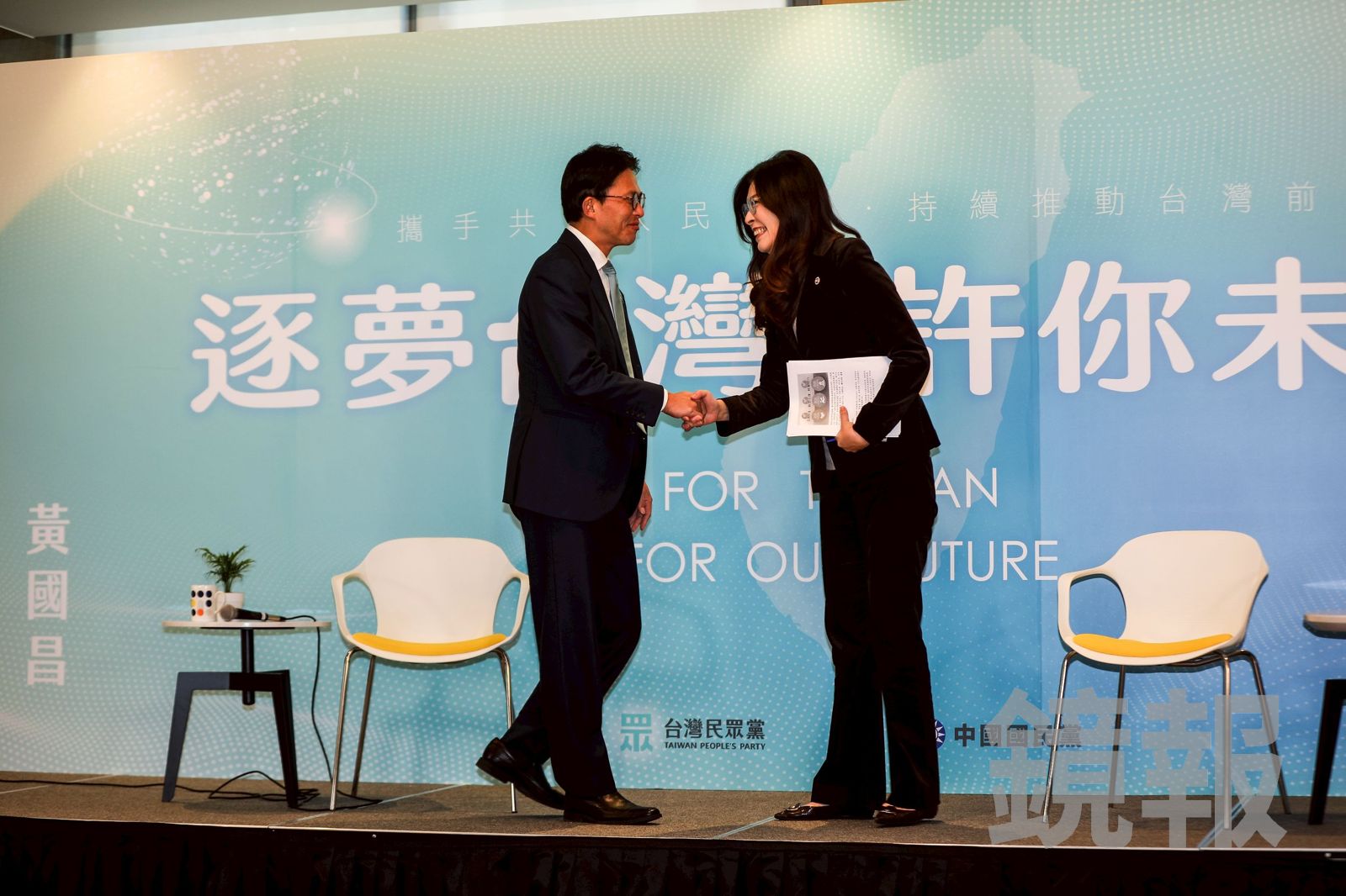 黃國昌和鄭麗文現身記者會現場時有說有笑，2人也在入座前握手致意。（圖／鄒保祥攝）