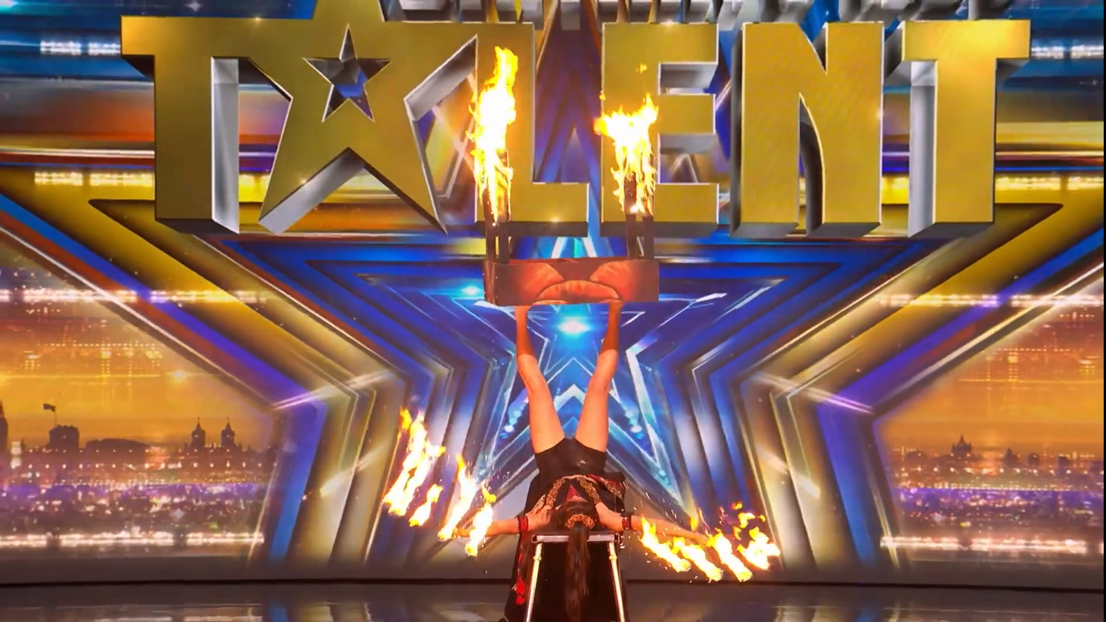 台灣妹子登《英國達人秀》 倒立雙腿滾動「燃燒火缸」引全場尖叫