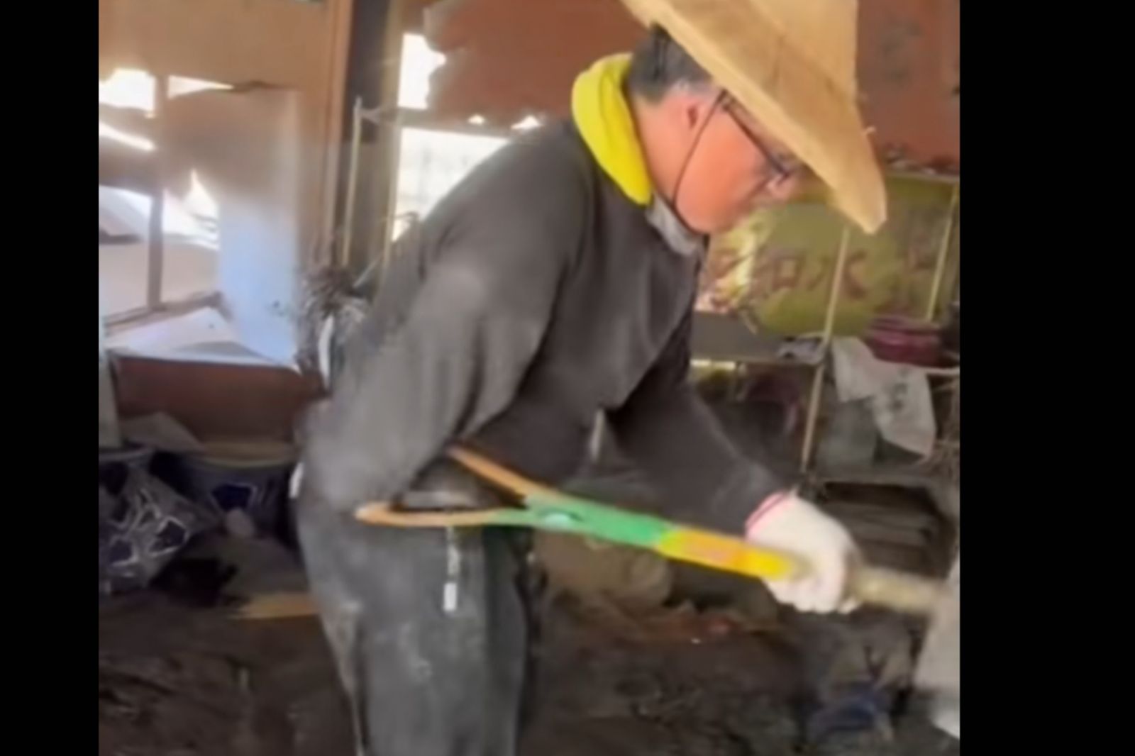 暖哭!「獨臂俠」化身鏟子超人 網友噴淚:好感動