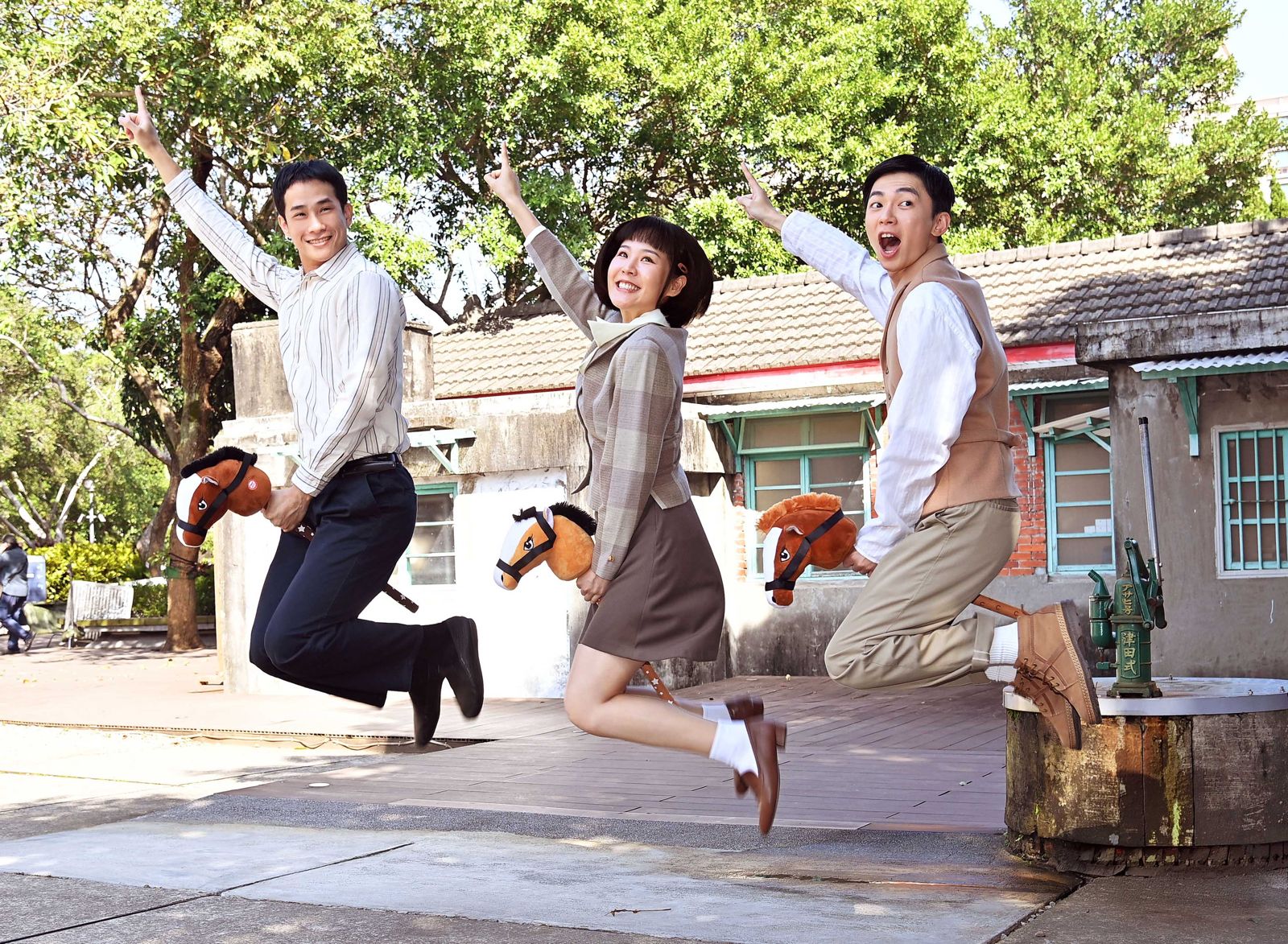 盧彥澤(左起)、何宜珊及陳玹宇祝福觀眾馬上有錢、馬上幸福。台視提供