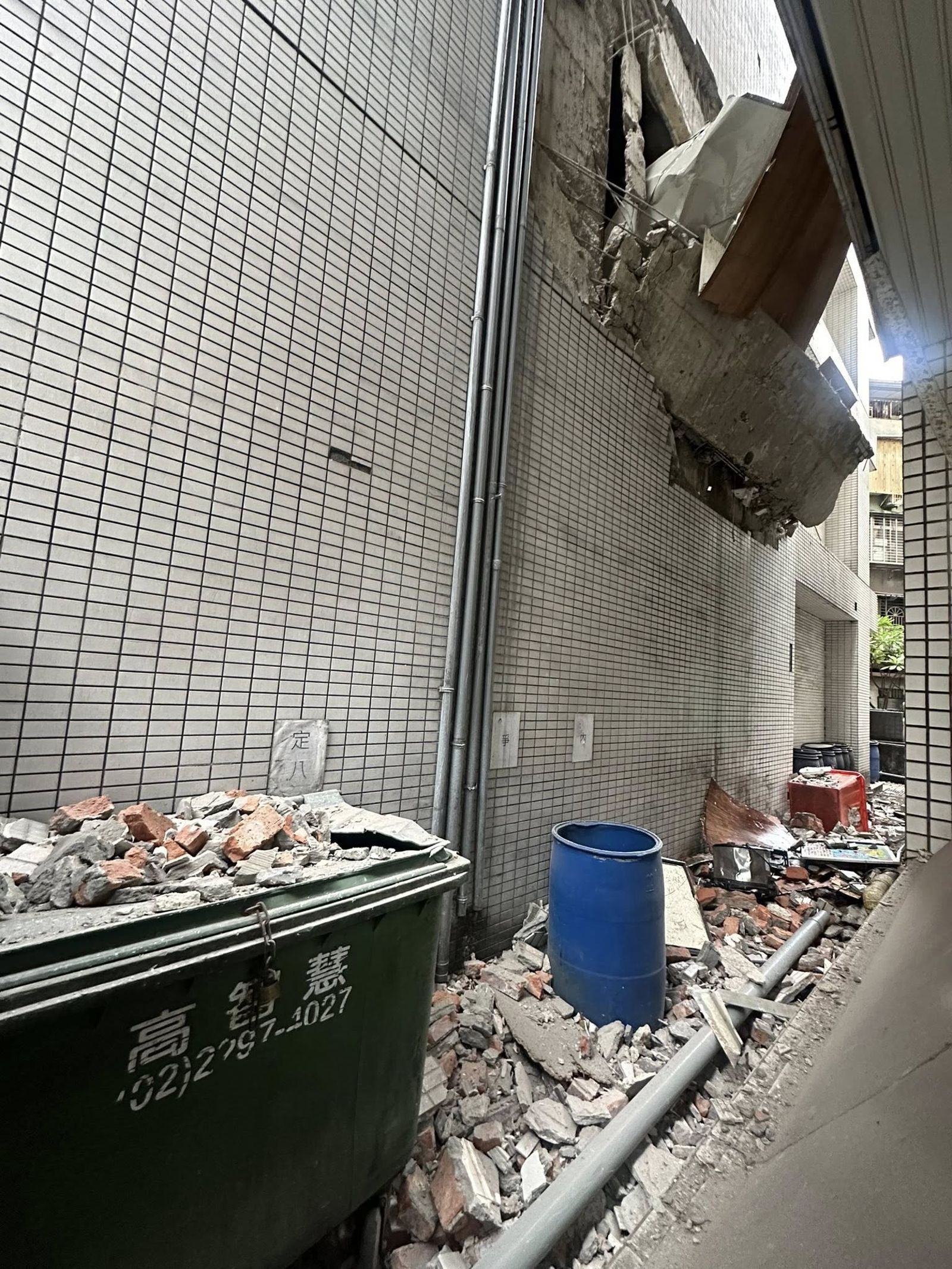 新北市議員黃淑君今早在臉書PO出現場照片,可見餐廳玻璃全被震碎,外牆甚至還炸出一個洞,令人觸目驚心。圖/翻攝自「黃淑君 板橋」FB