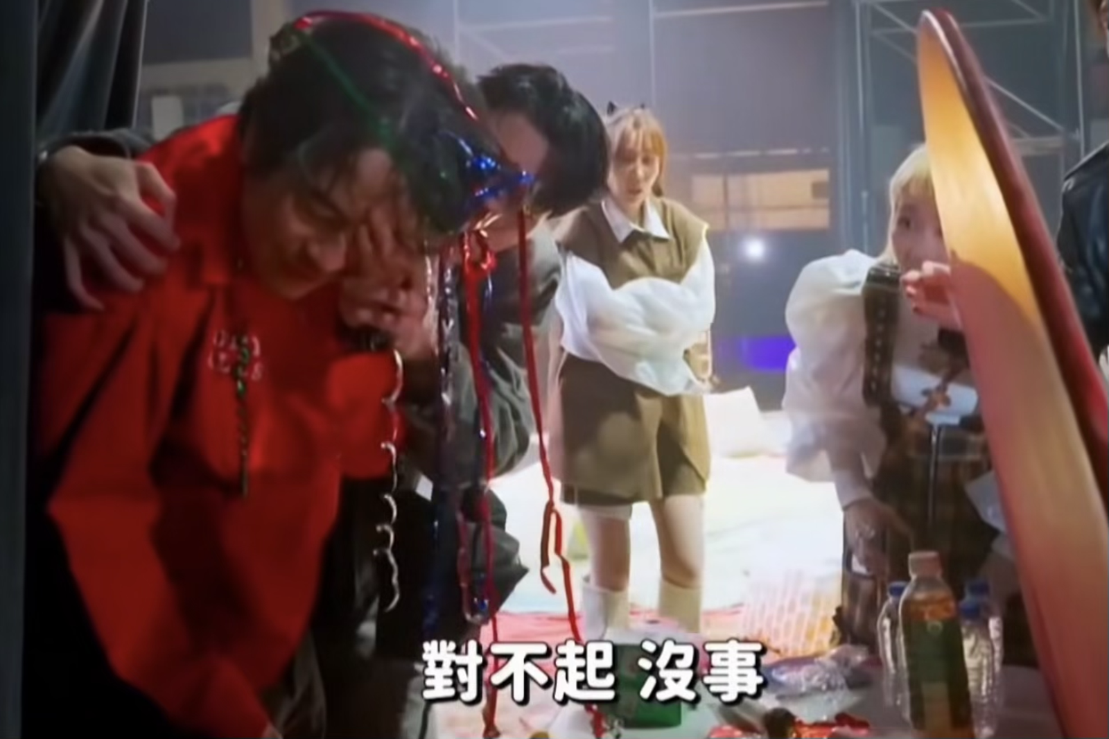 拉炮直衝楊銘威眼部！黃偉晉「備道具釀意外」　驚險畫面破百萬觀看