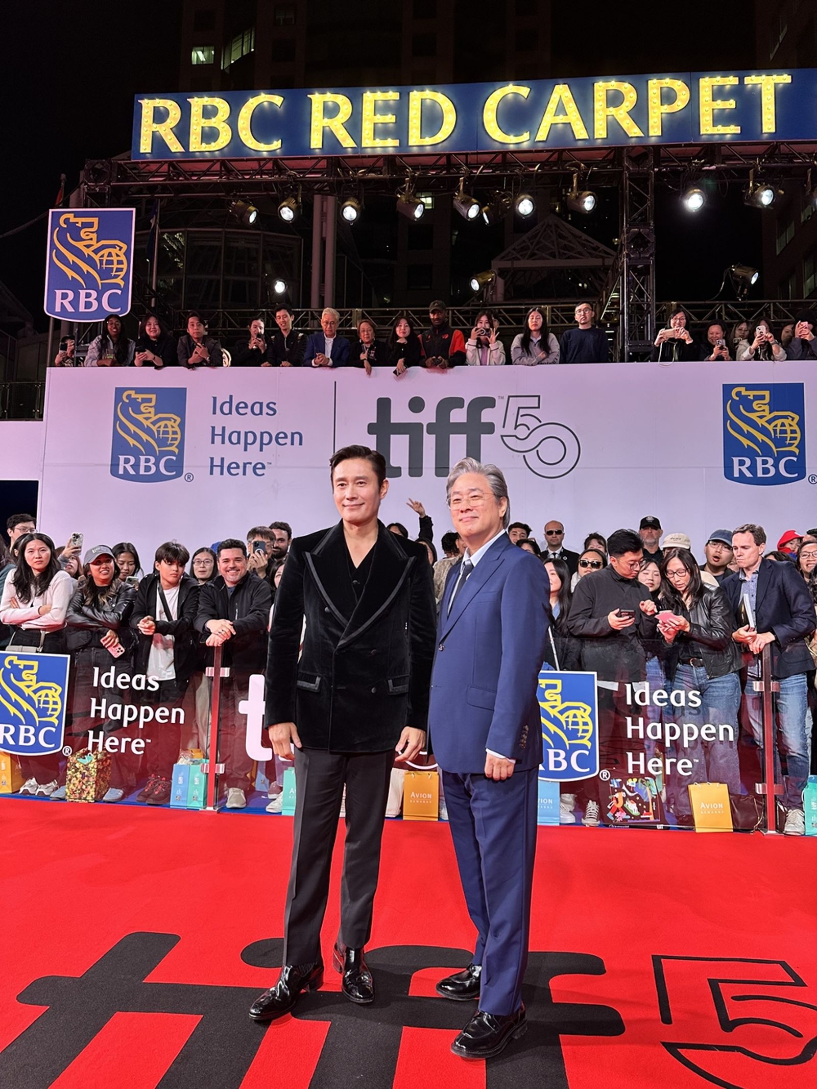 李炳憲（左）與朴贊郁導演帶著新作亮相多倫多影展。龍祥提供