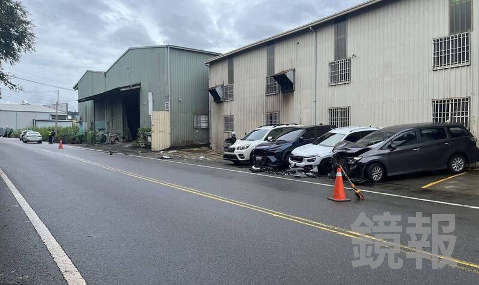 顏姓男子在霧峰區峰堤路擦撞路邊4輛轎車，毒品唾液快篩驗出依托咪酯陽性反應。民眾提供