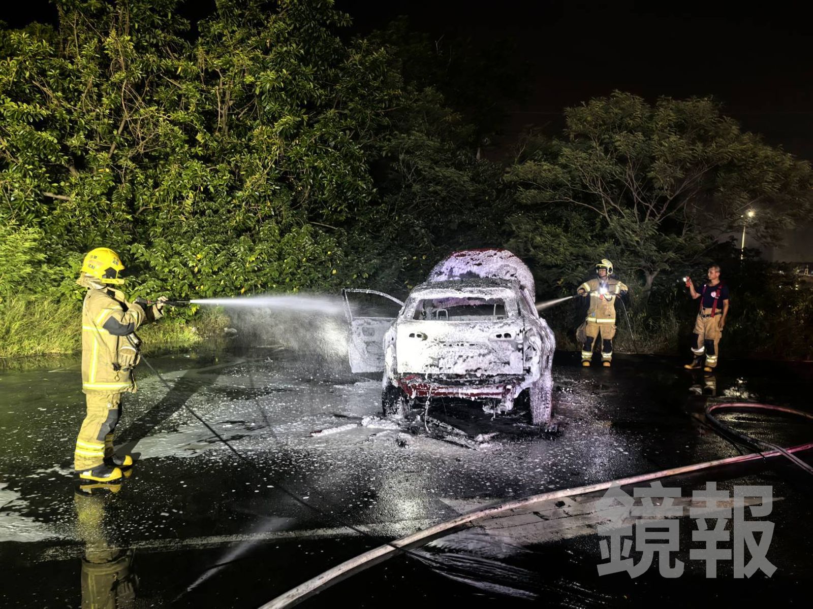 台南安平漁光島深夜驚傳火燒車，警消凌晨5時許才將殘火撲滅。翻攝照片