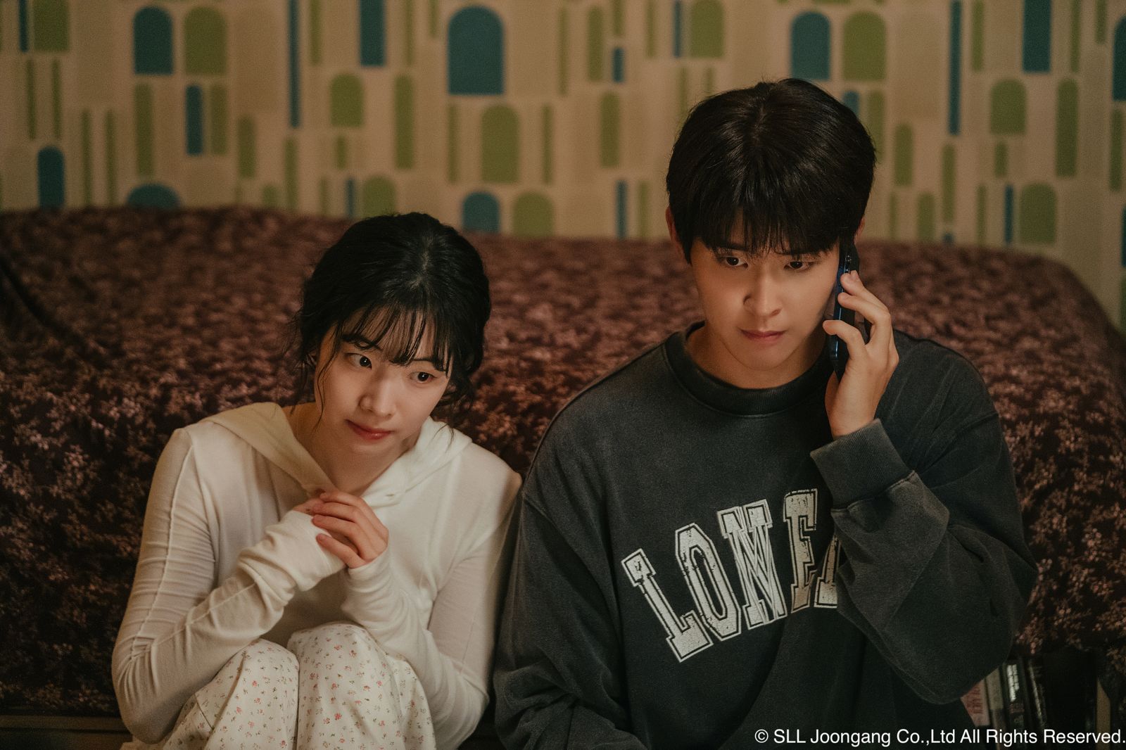 多賢（左）與李施優飾演相識20年的青梅竹馬情侶檔。Hami Video提供