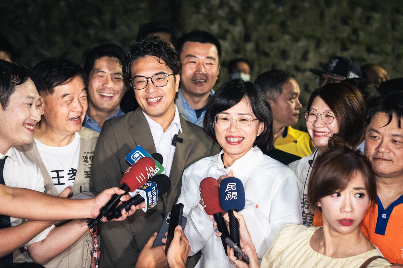 29日晚間,民進黨雙北市長候選人沈伯洋與蘇巧慧合體,參拜汐止福山巖顯應祖師廟。圖/蘇巧慧競選辦公室提供