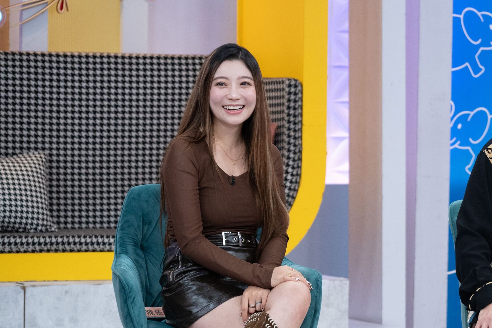 男友交往4年突不碰她！依依抓包劈腿鐵證　「第2隻手機」全是交友軟體