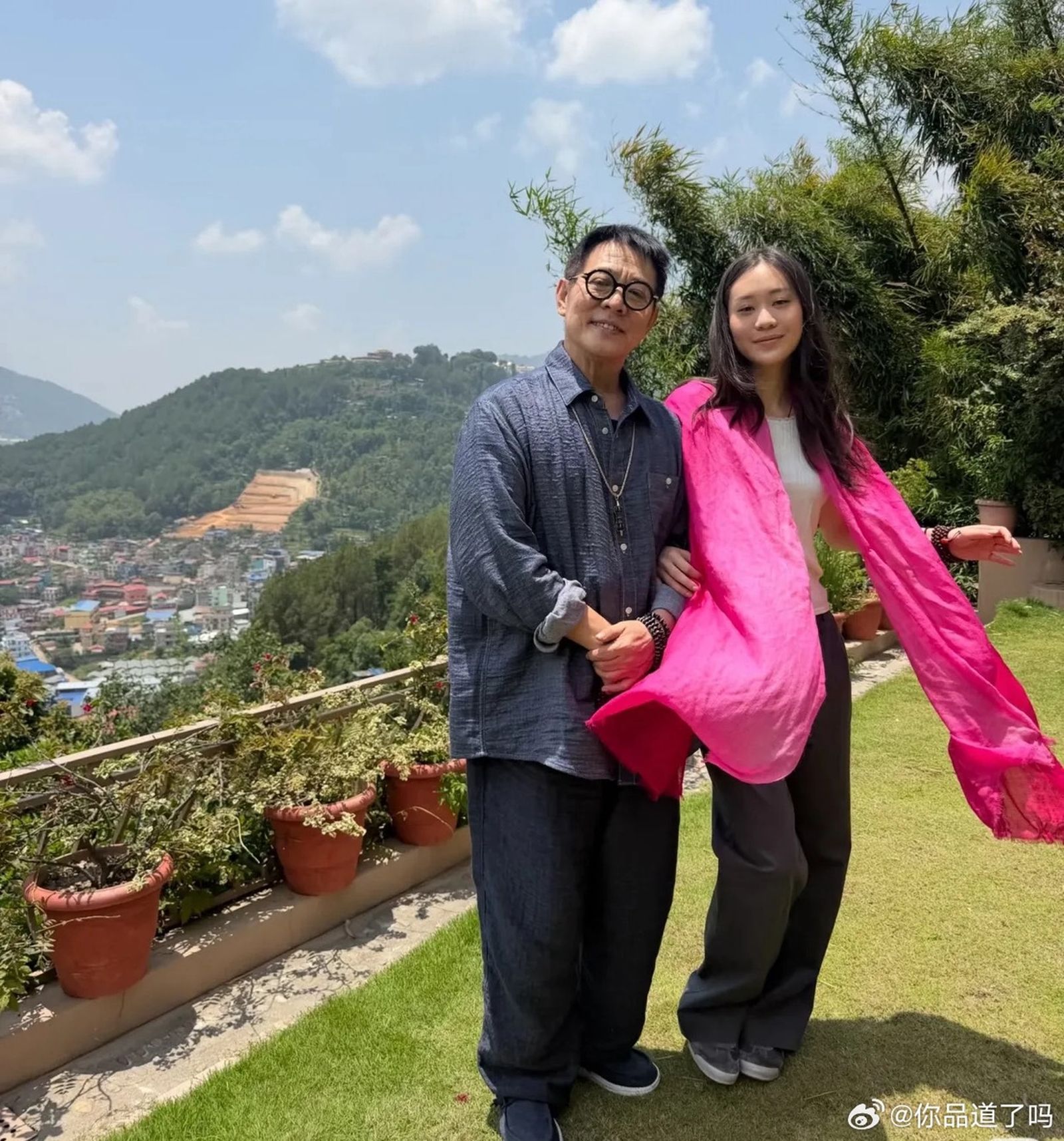 李連杰(左)陪伴女兒Jada走出抑鬱症。翻攝微博