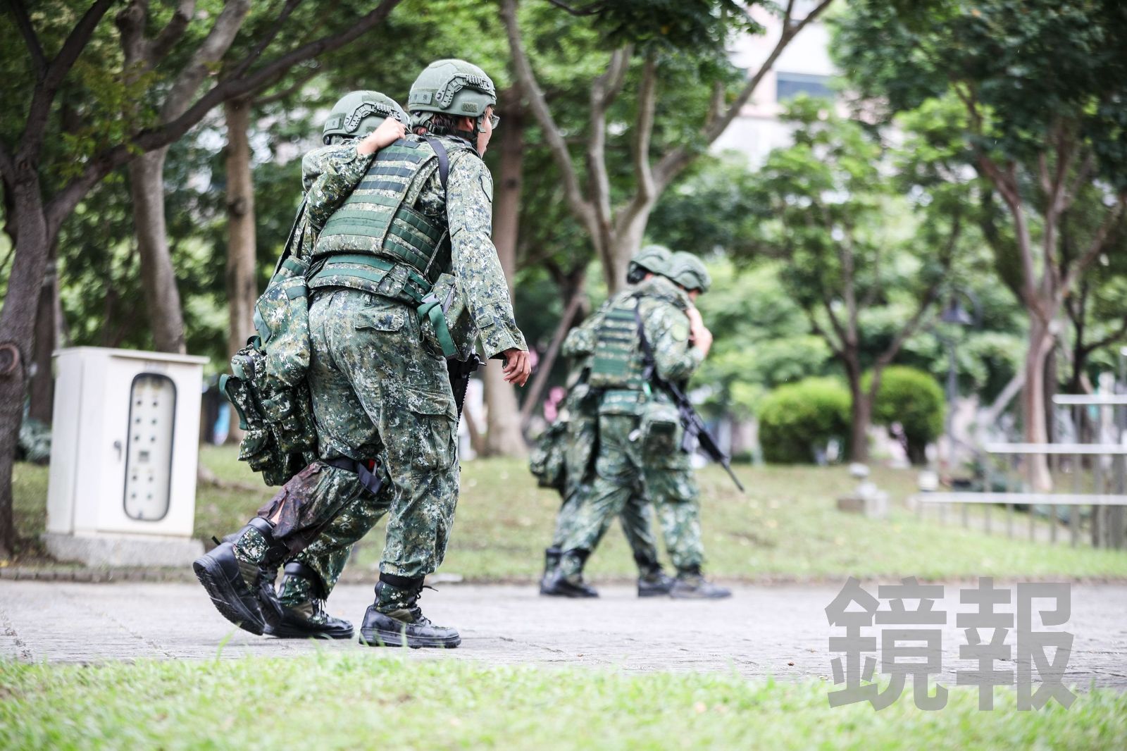 官兵透過多種方式搬運受傷同袍。(圖/鄒保祥攝)